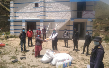 स्वास्थ्य सुरक्षा सामग्री लिएर जुम्लाका गाउँमा सिडिओ